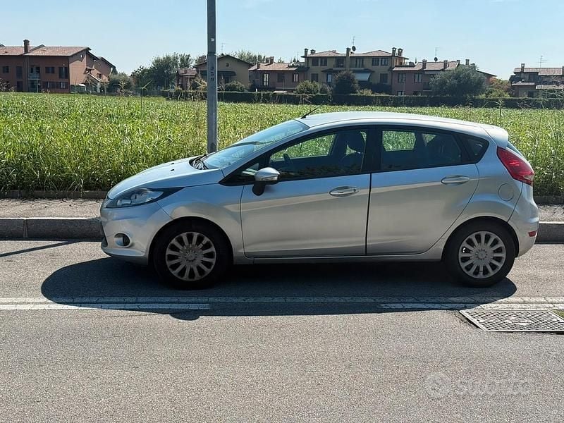 Usata Ford Fiesta Titanium 68 CV (50 kW) 2010 Grigio Utilitaria