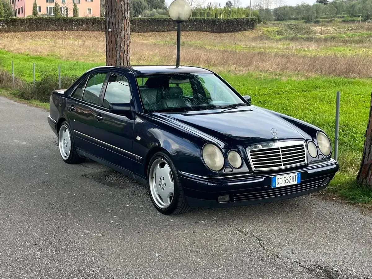 Begagnad Mercedes E200 Avantgarde 136 HK (100 kW) 1995 Blå Sedan
