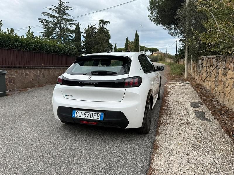 Usata Peugeot e-208 56 kW (77 CV) 2022 Bianco Utilitaria