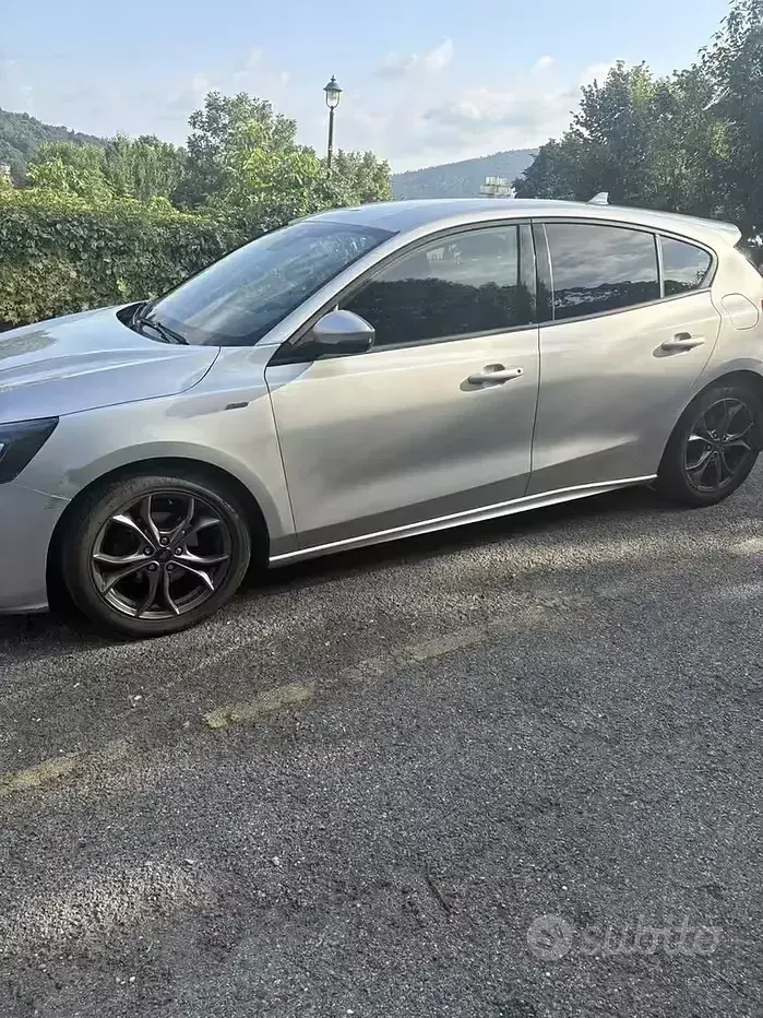Usata Ford Focus ST-Line 120 CV (88 kW) 2021 Grigio Berlina