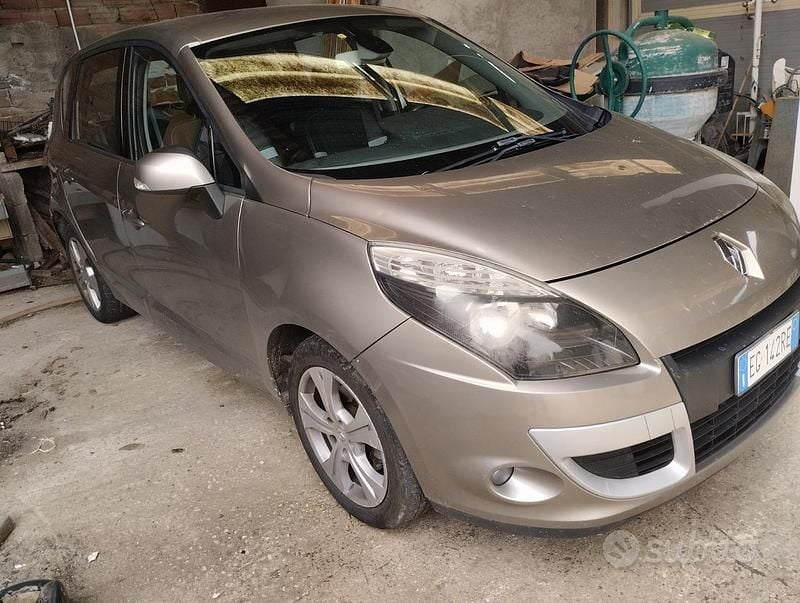 Marrone Usata 2011 Renault Scénic Monovolume | 5000 € (Buon prezzo) - Immagine 1/4