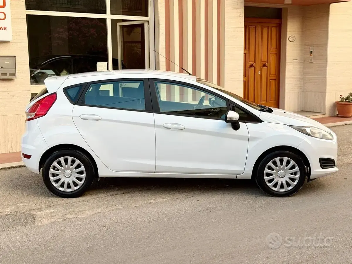 Usata Ford Fiesta 97 CV (71 kW) 2014 Bianco Utilitaria