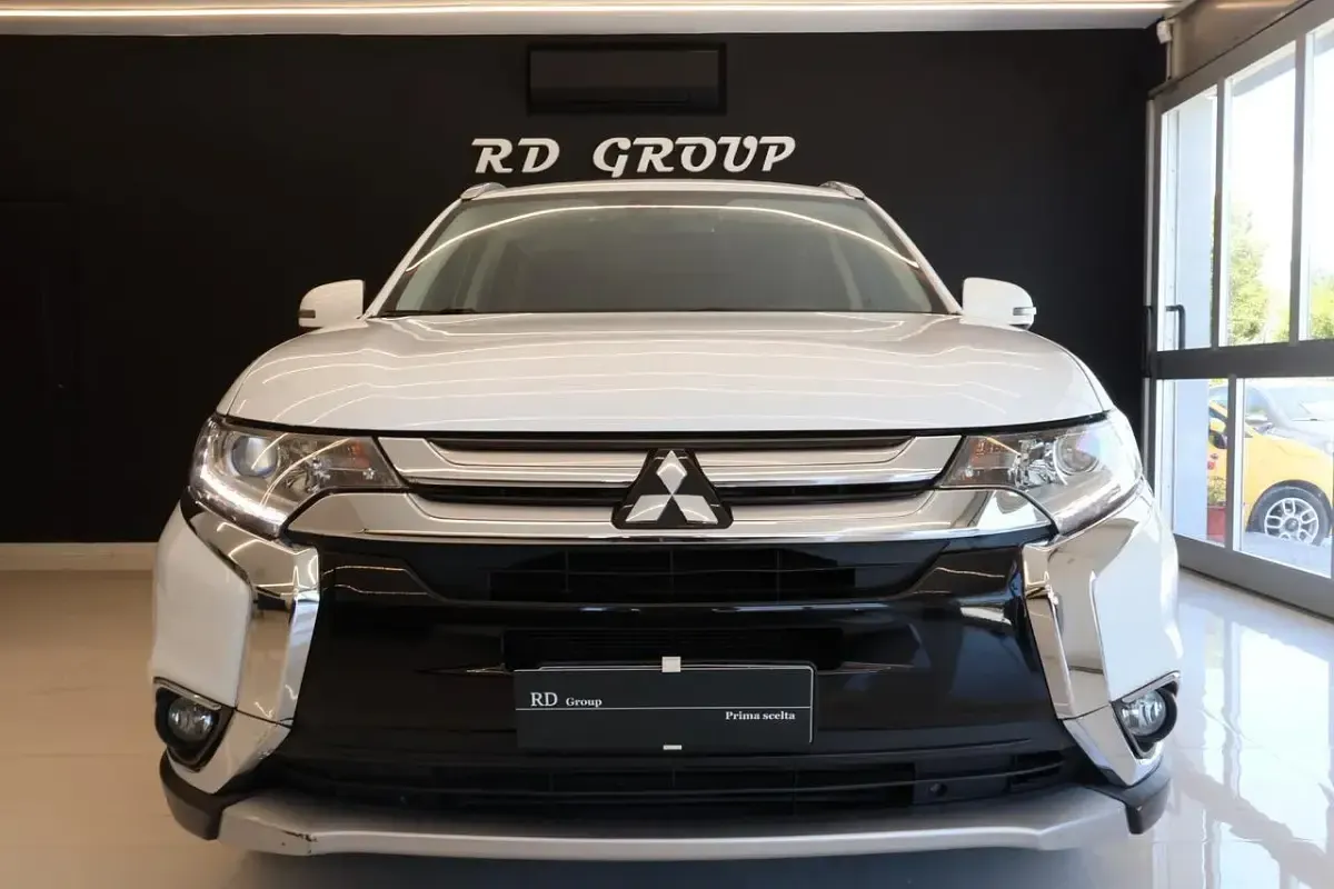 Usata Mitsubishi Outlander Instyle 150 CV (110 kW) 2018 Bianco SUV