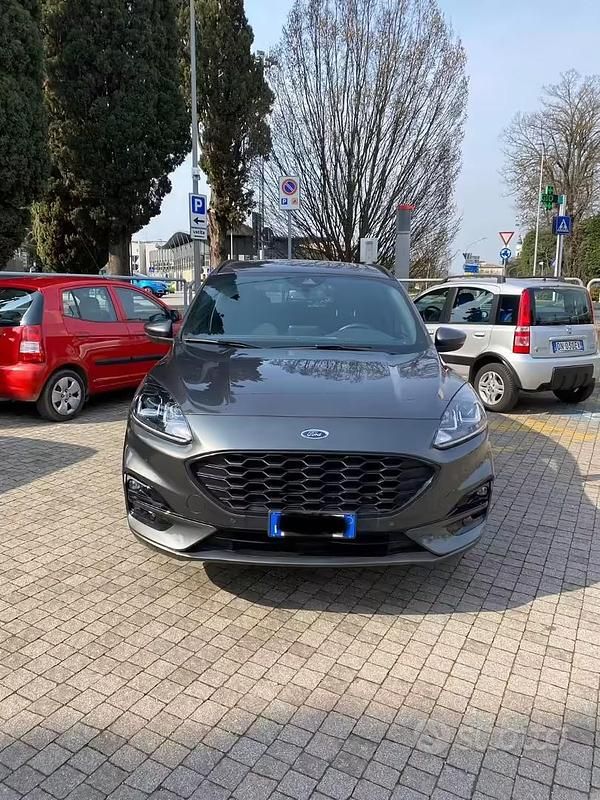 Usata Ford Kuga 225 CV (165 kW) 2023 Grigio SUV