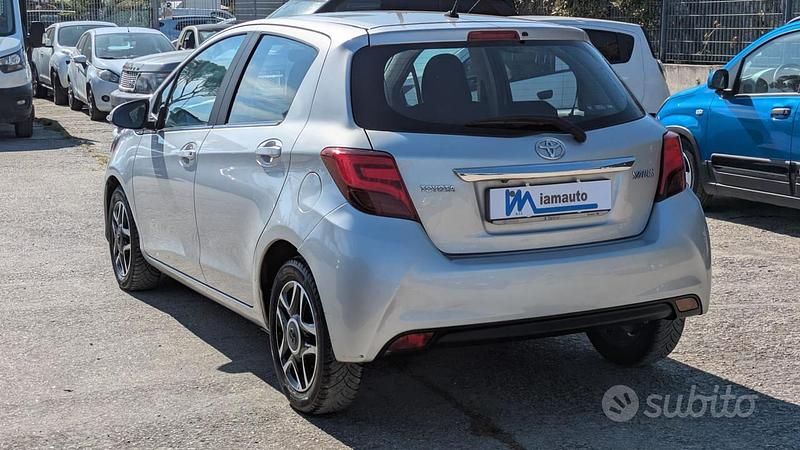 Usata Toyota Yaris 90 CV (66 kW) 2015 Grigio Utilitaria