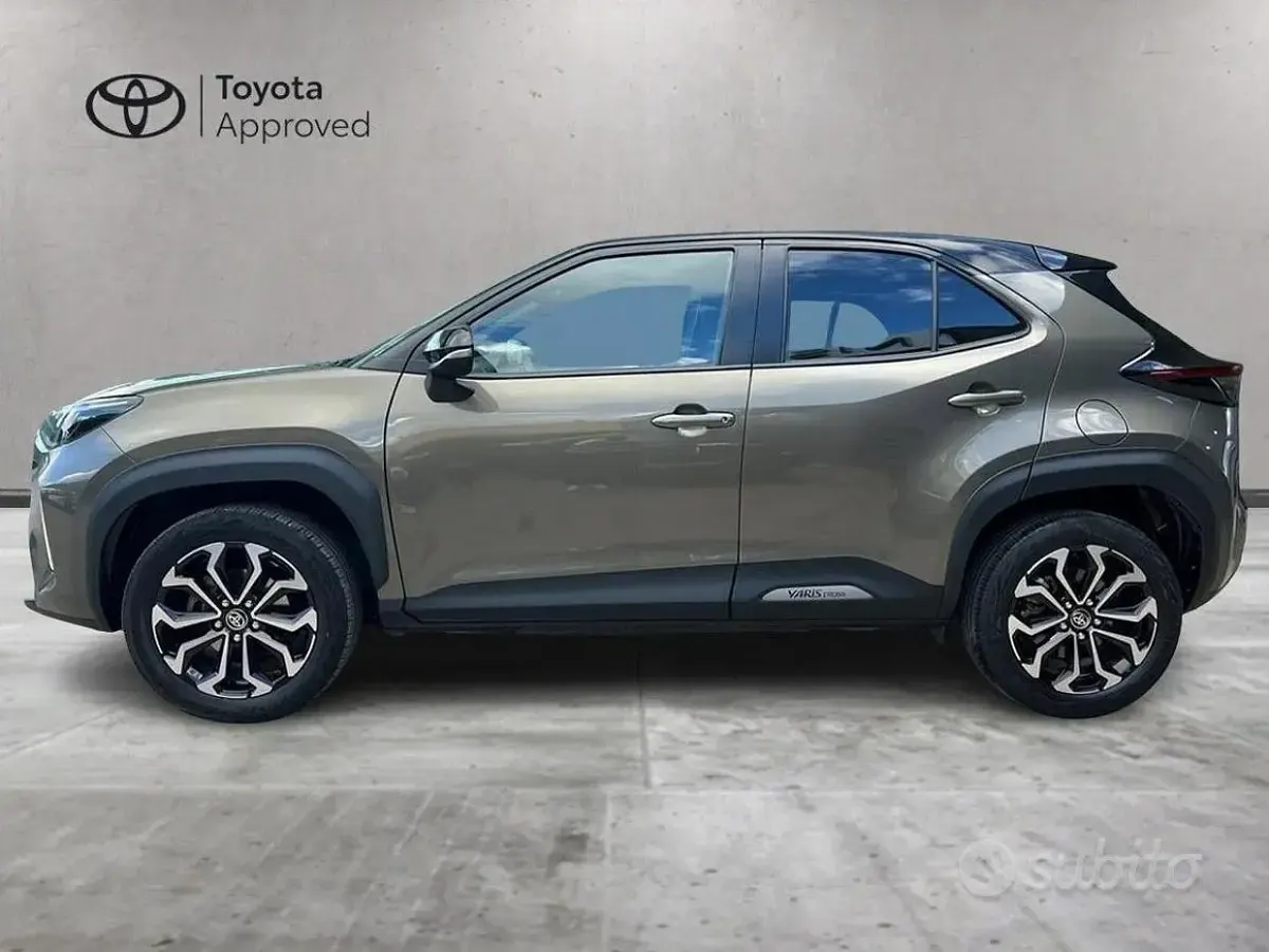 Käytetty Toyota Yaris Cross Trend 92 HP (67 kW) 2022 Kulta Katumaasturi