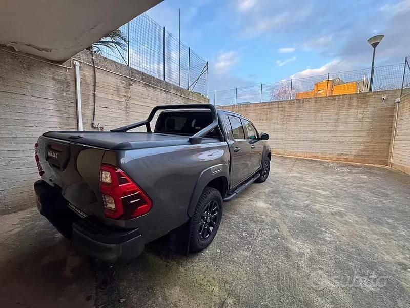 Usata Toyota HiLux 204 CV (150 kW) 2021 Marrone Pick-up