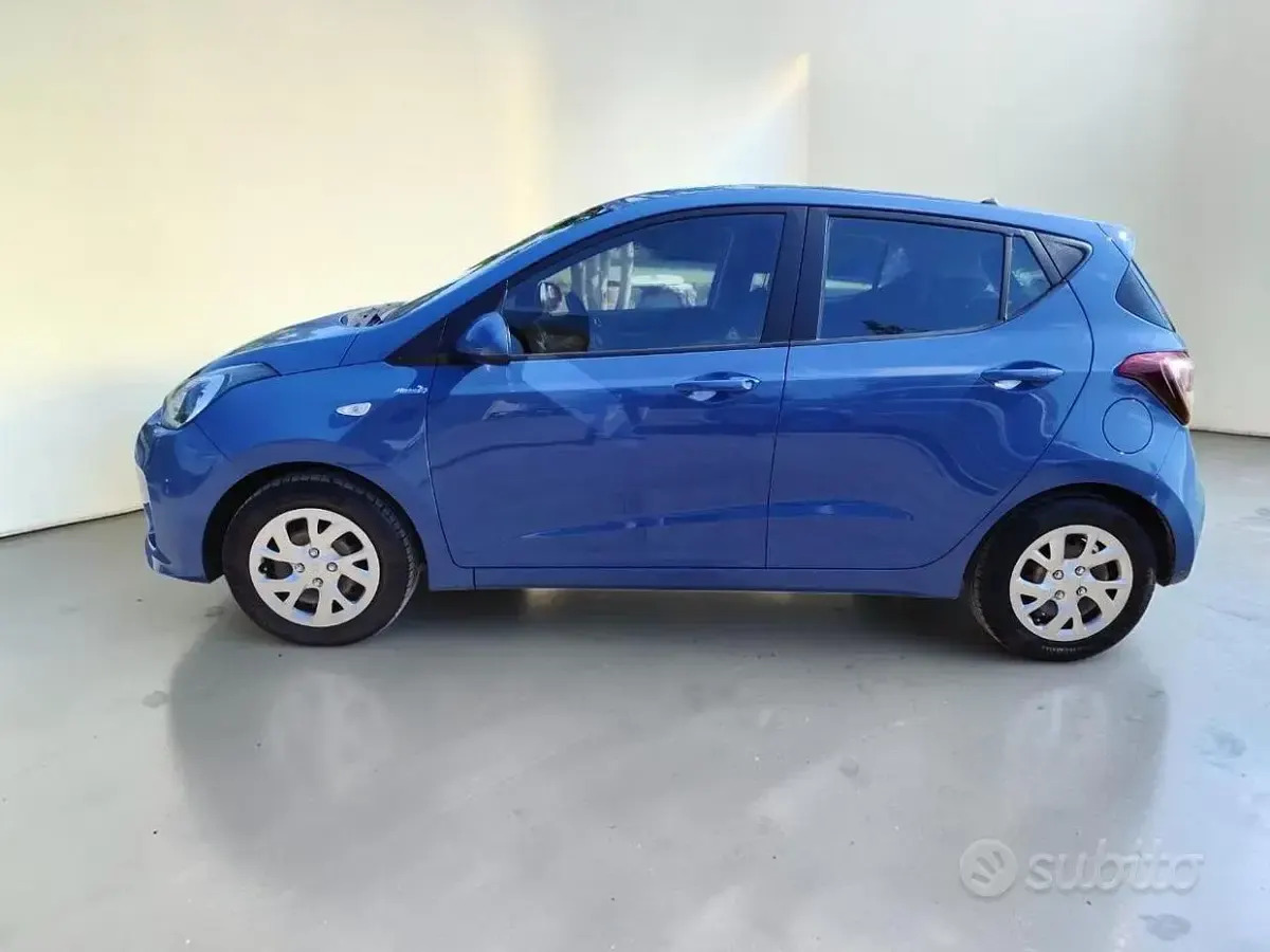 Usata Hyundai i10 67 CV (49 kW) 2017 Blu pastello Utilitaria