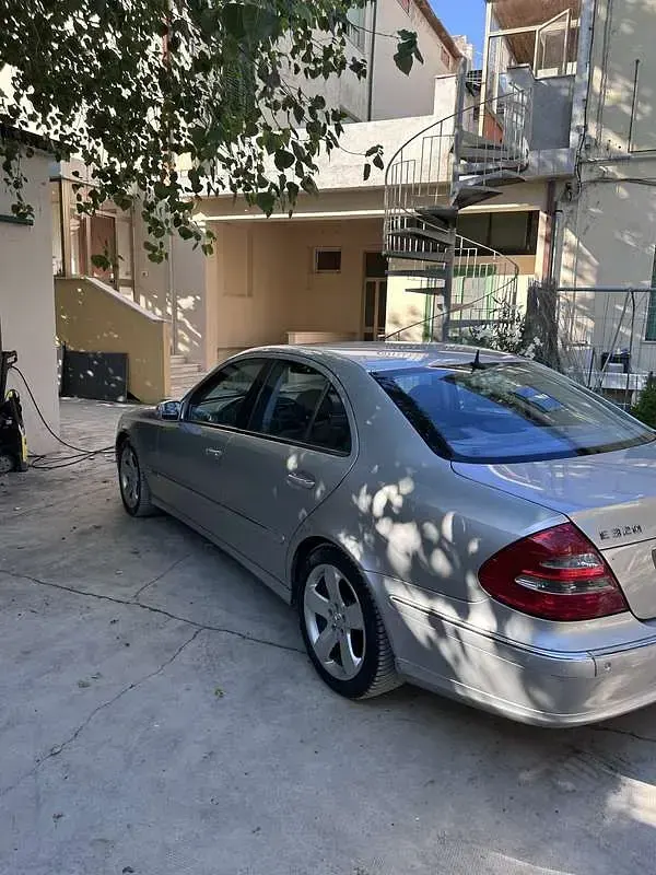 Usata Mercedes E320 Avantgarde 204 CV (150 kW) 2003 Grigio Berlina