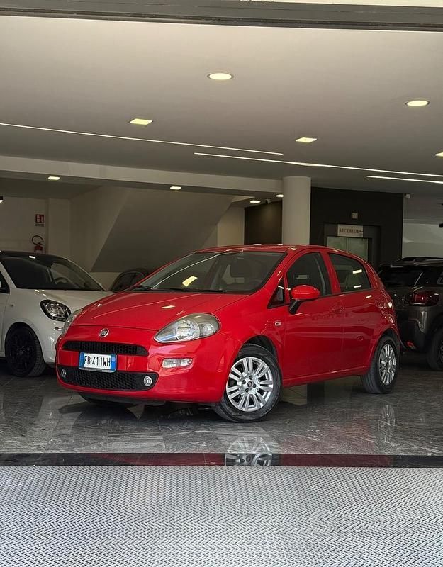 Rosso Usata 2015 Fiat Punto Lounge Due volumi | 5490 € (Buon prezzo) - Immagine 1/4