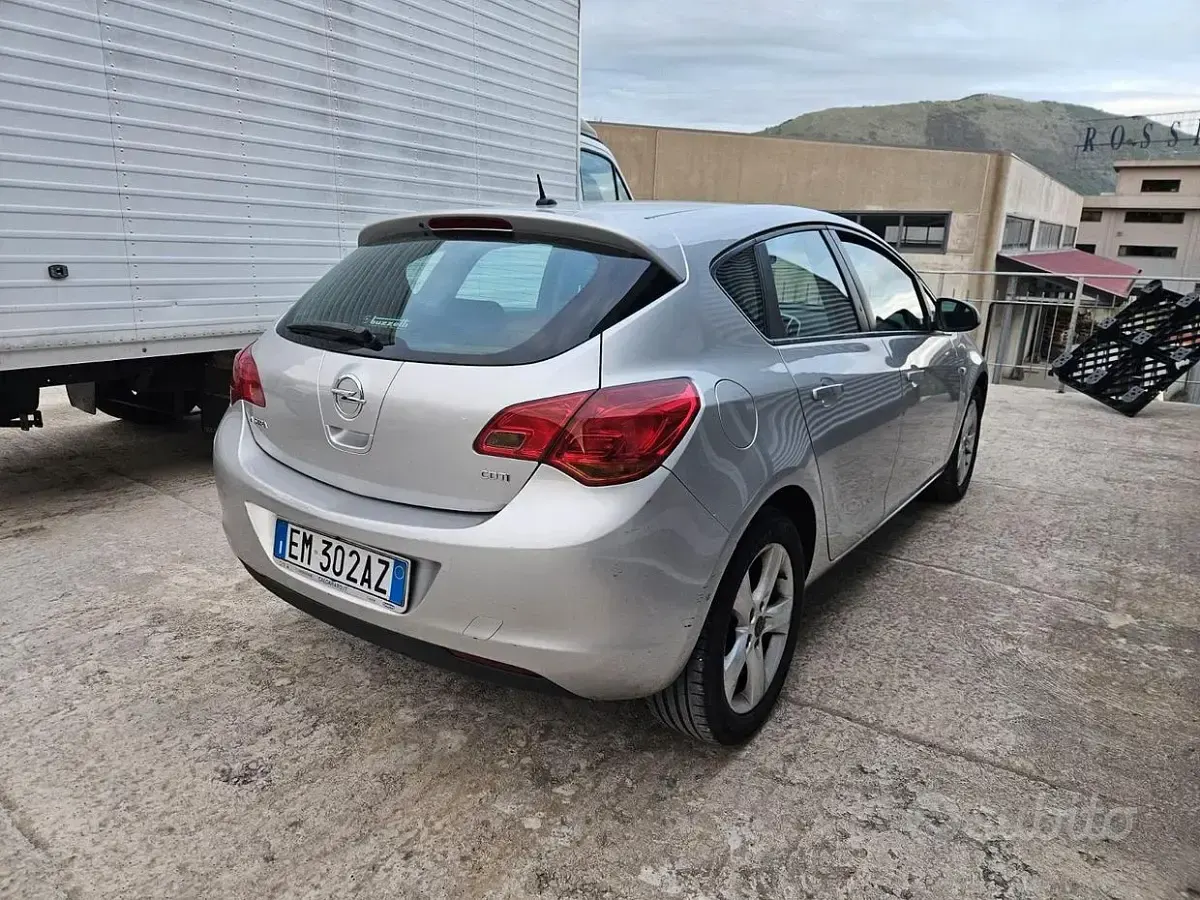 Usata Opel Astra 110 CV (80 kW) 2012 Grigio Berlina