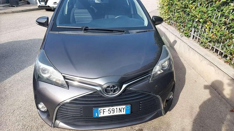 Usata Toyota Yaris Cool 69 CV (50 kW) 2016 Grigio Berlina