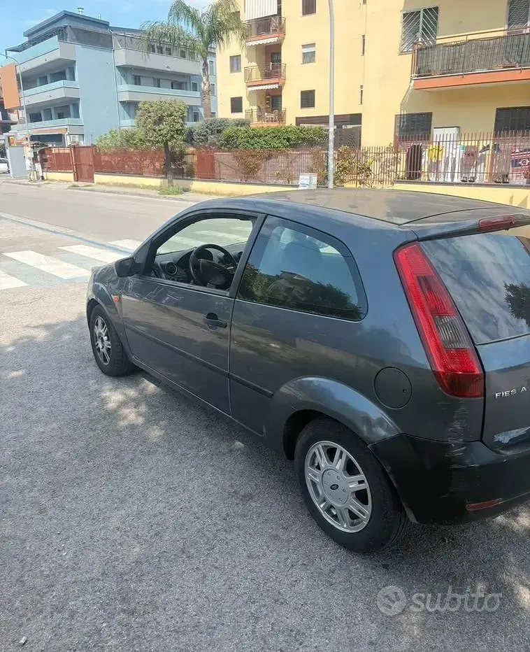 Usata Ford Fiesta 68 CV (50 kW) 2005 Bluazzurro Utilitaria