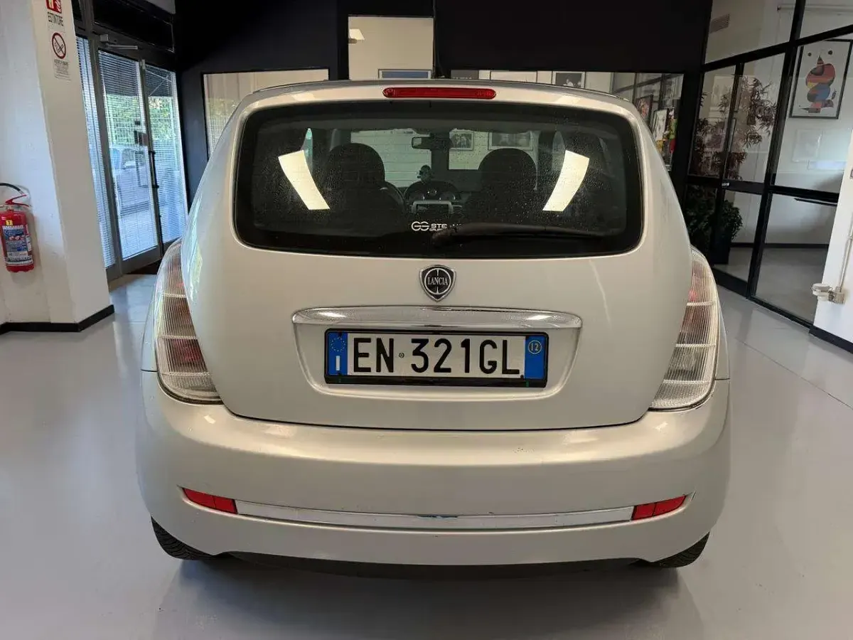 Usata Lancia Ypsilon 75 CV (55 kW) 2012 Argento Utilitaria