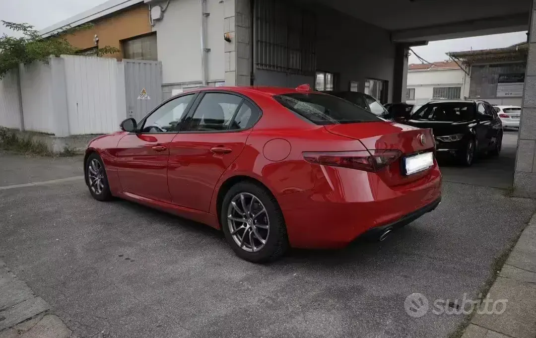 Usata Alfa Romeo Giulia 180 CV (132 kW) 2017 Rosso Berlina