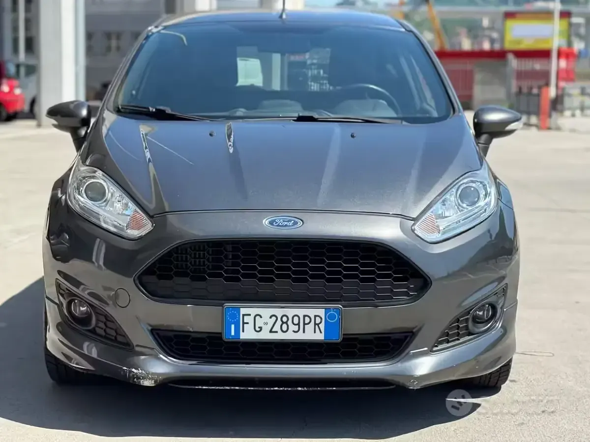 Usata Ford Fiesta ST-Line 125 CV (91 kW) 2017 Grigio Utilitaria