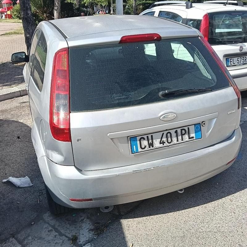 Usata Ford Fiesta 75 CV (55 kW) 2005 Grigio Utilitaria