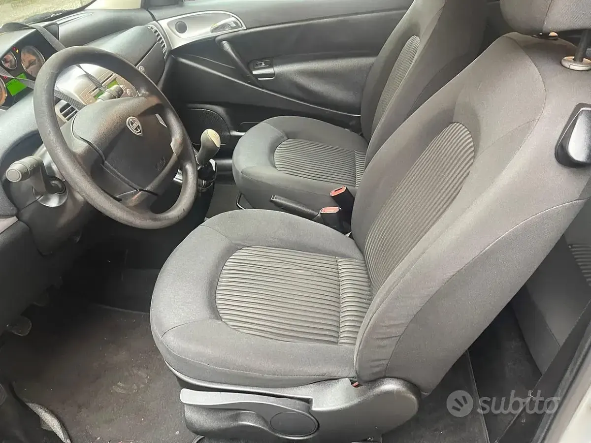 Usata Lancia Ypsilon 69 CV (50 kW) 2004 Grigio Utilitaria
