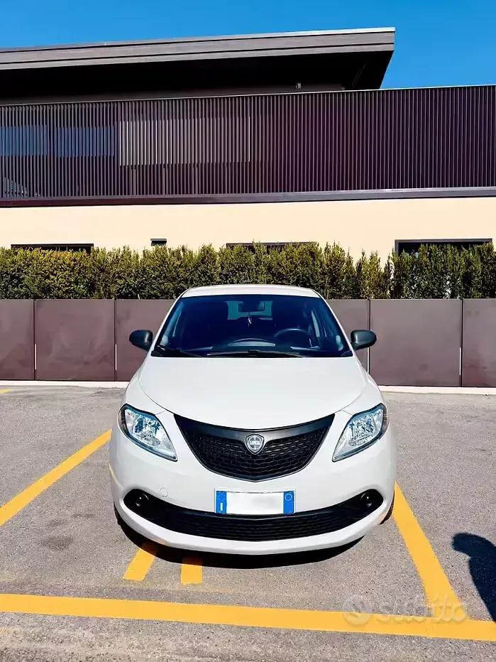 Usata Lancia Ypsilon 69 CV (50 kW) 2018 Grigio Utilitaria