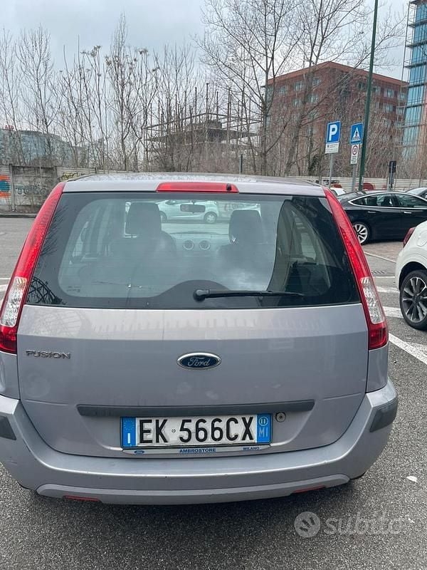Usata Ford Fusion 80 CV (58 kW) 2011 Grigio Utilitaria