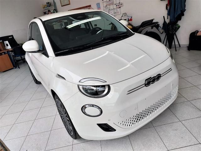 Usata Fiat 500e Icon 42 kW (58 CV) 2024 Bianco Berlina