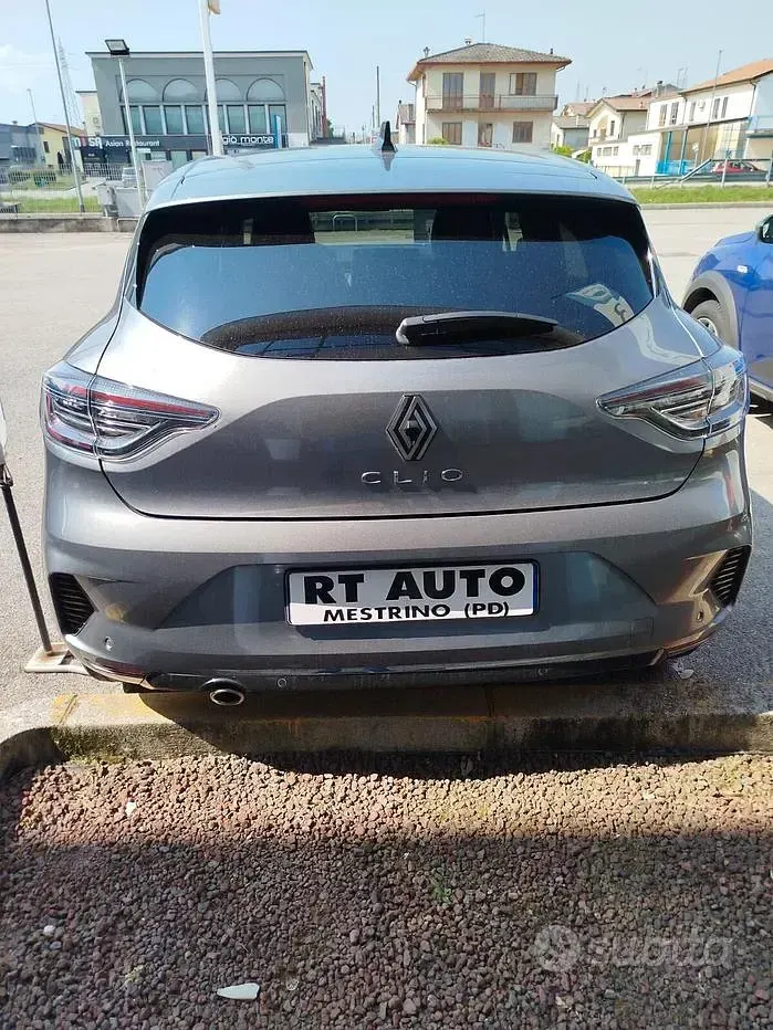 Usado Renault Clio V Techno 101 HP (74 kW) 2024 Cinzento Sedan
