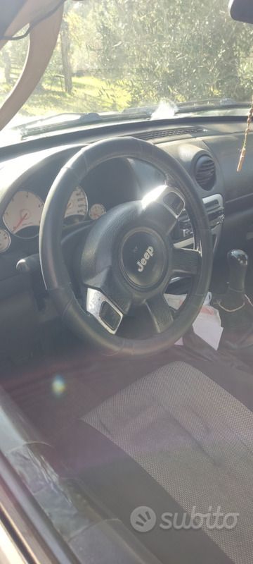 Usata Jeep Cherokee 143 CV (105 kW) 2004 Grigio SUV