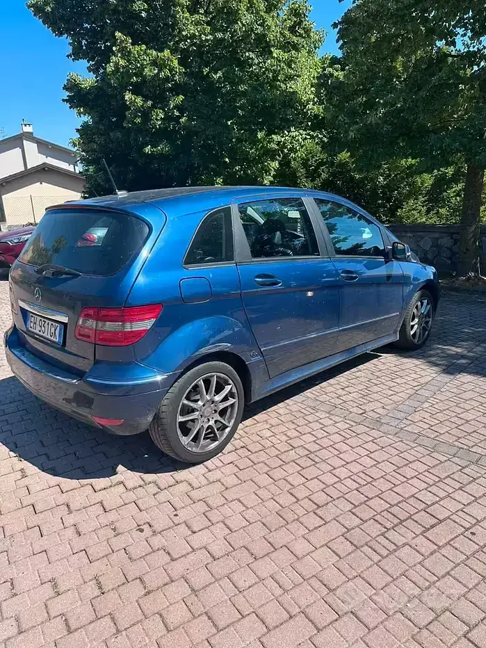 Usata Mercedes B180 116 CV (85 kW) 2010 Bluazzurro Utilitaria