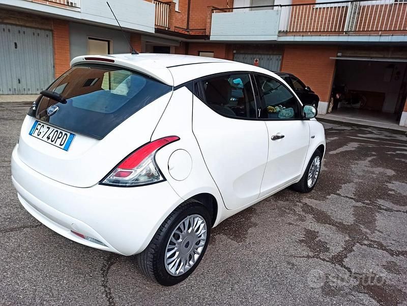 Usata Lancia Ypsilon 85 CV (62 kW) 2017 Bianco Utilitaria