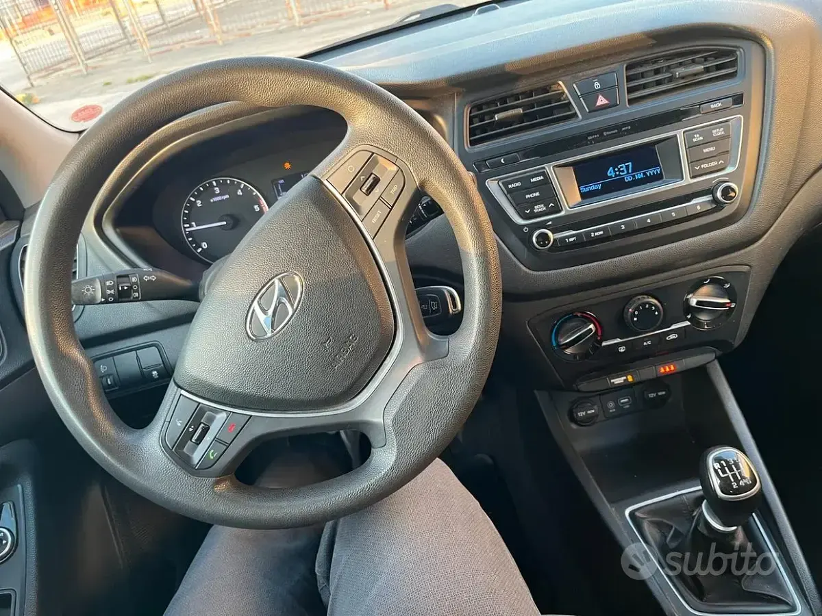 Usata Hyundai i20 75 CV (55 kW) 2017 Grigio Berlina