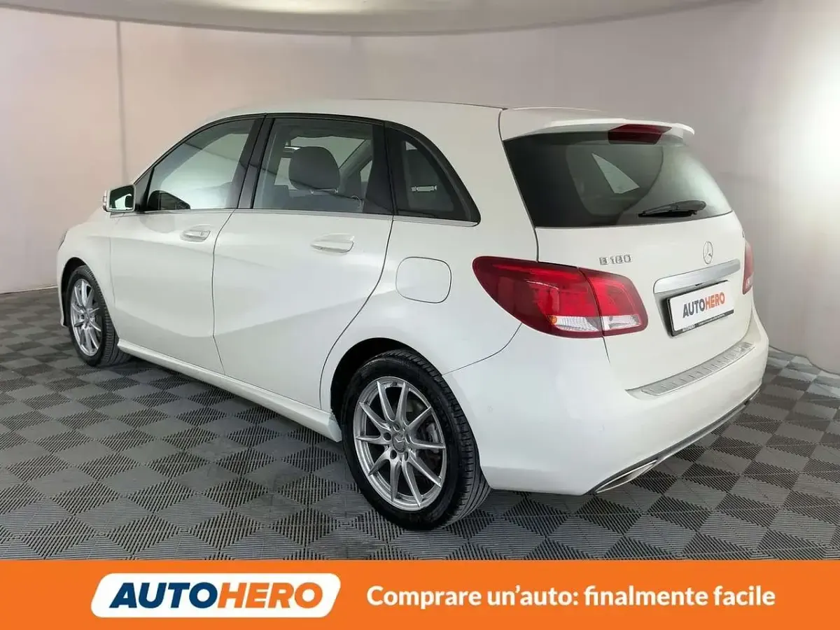 Käytetty Mercedes B180 AMG 110 HP (80 kW) 2016 Valkoinen Tila-auto