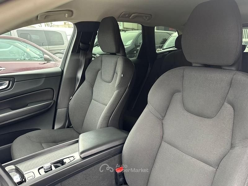 Usata Volvo XC60 Momentum 197 CV (144 kW) 2021 Bianco SUV