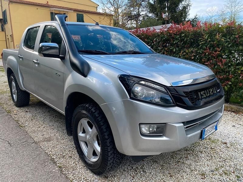 Grigio Usata 2015 Isuzu D-Max SUV | 17.500 € (Buon prezzo) - Immagine 1/4