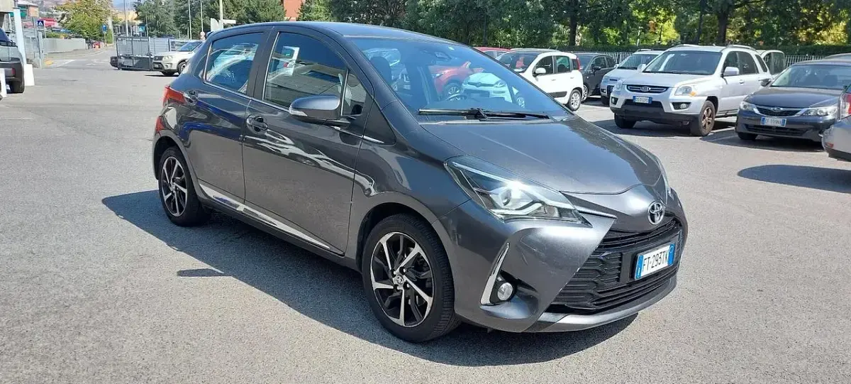 Usata Toyota Yaris Lounge 111 CV (81 kW) 2018 Grigio Berlina