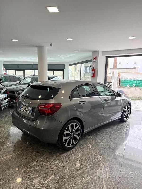 Usata Mercedes A180 116 CV (85 kW) 2016 Grigio Berlina