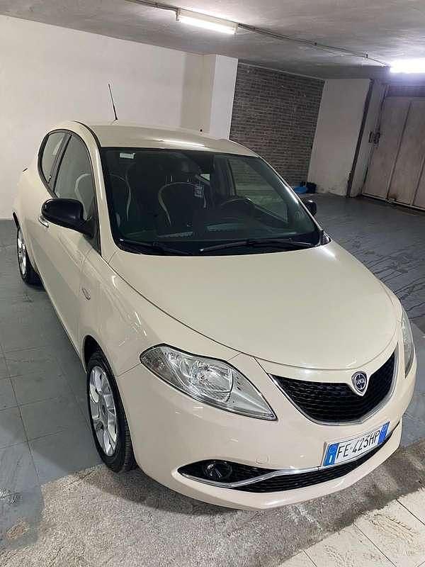 Usata Lancia Ypsilon Gold 95 CV (69 kW) 2016 Utilitaria