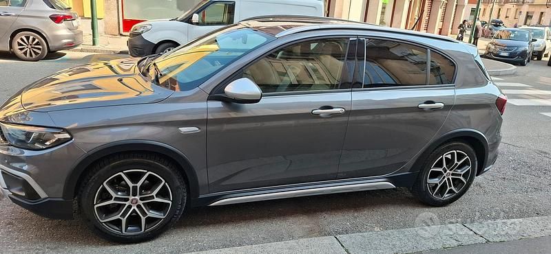 Usata Fiat Tipo Cross 100 CV (73 kW) 2021 Grigio Berlina