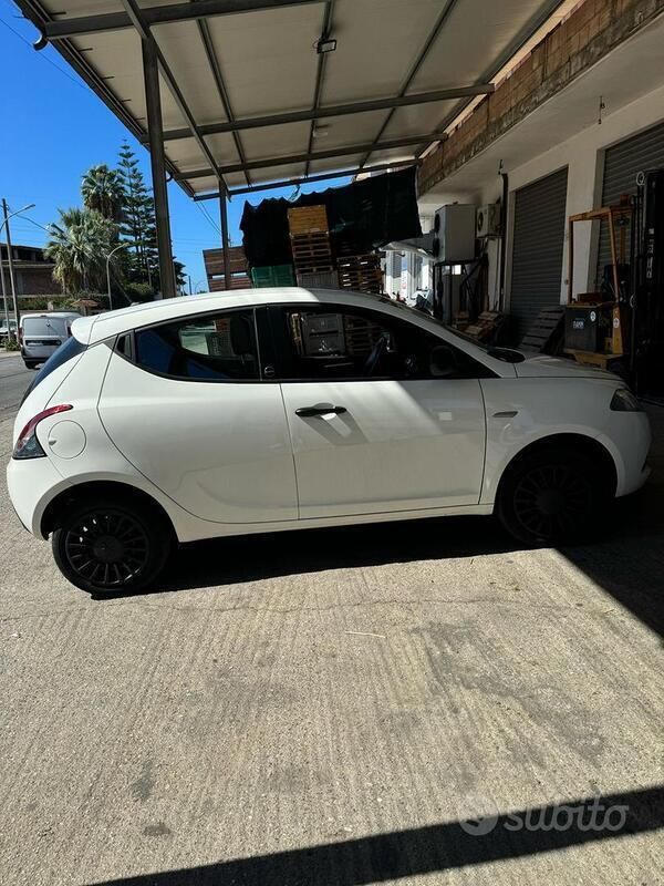Usata Lancia Ypsilon 69 CV (50 kW) 2021 Bianco Utilitaria