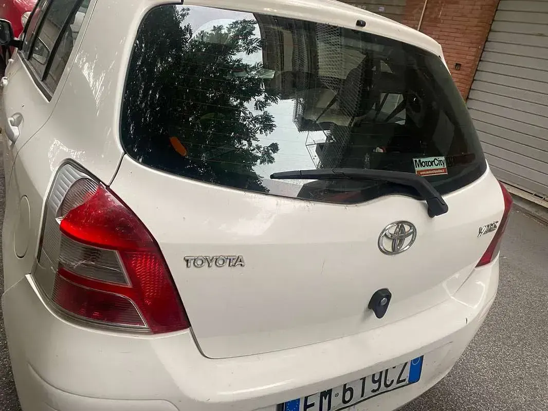 Usata Toyota Yaris Sol 69 CV (50 kW) 2011 Bianco Utilitaria