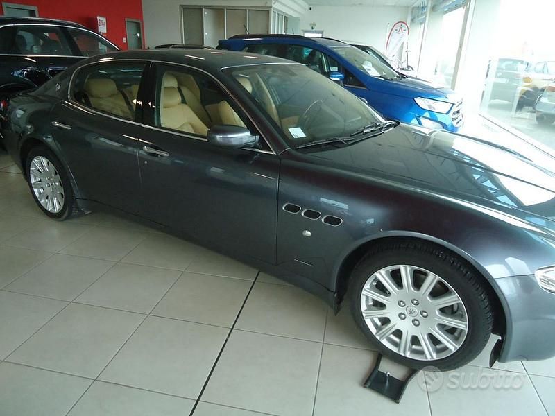 Begagnad Maserati Quattroporte 400 HK (294 kW) 2004 Grå Sedan