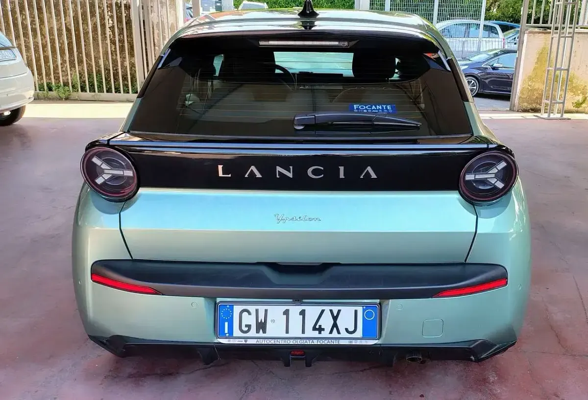 Usata Lancia Ypsilon 101 CV (74 kW) 2024 Verde Utilitaria