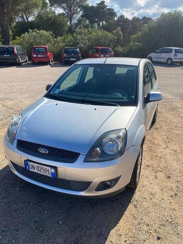 Argento Usata 2008 Ford Fiesta Due volumi | 3900 € (Molto cara) - Immagine 1/4