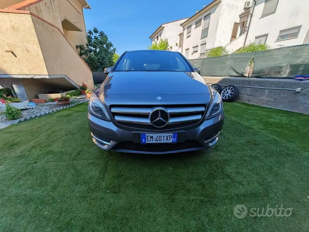 Usata Mercedes B180 Premium 122 CV (89 kW) 2012 Grigio Utilitaria
