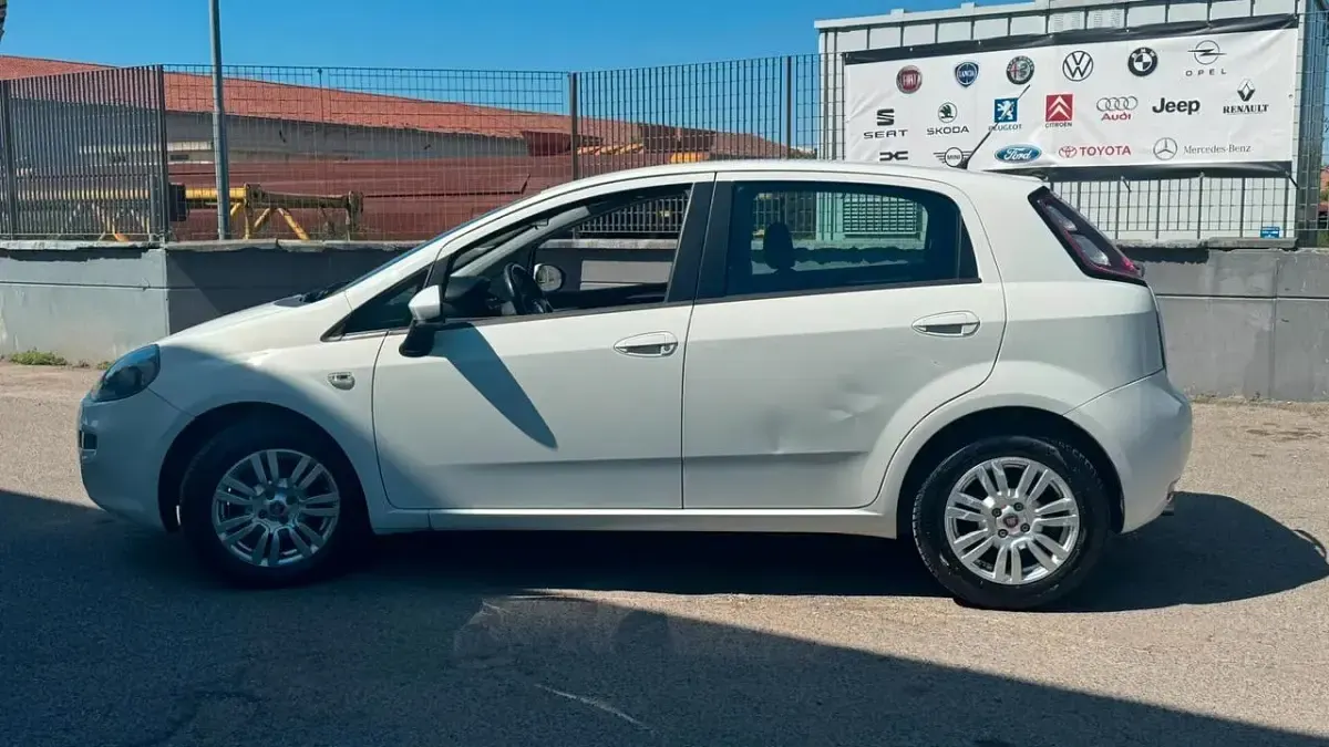 Usata Fiat Punto Lounge 75 CV (55 kW) 2015 Bianco Utilitaria