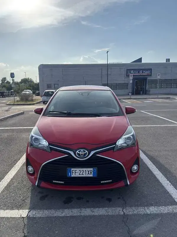Usata Toyota Yaris Cool 99 CV (72 kW) 2016 Rosso Berlina
