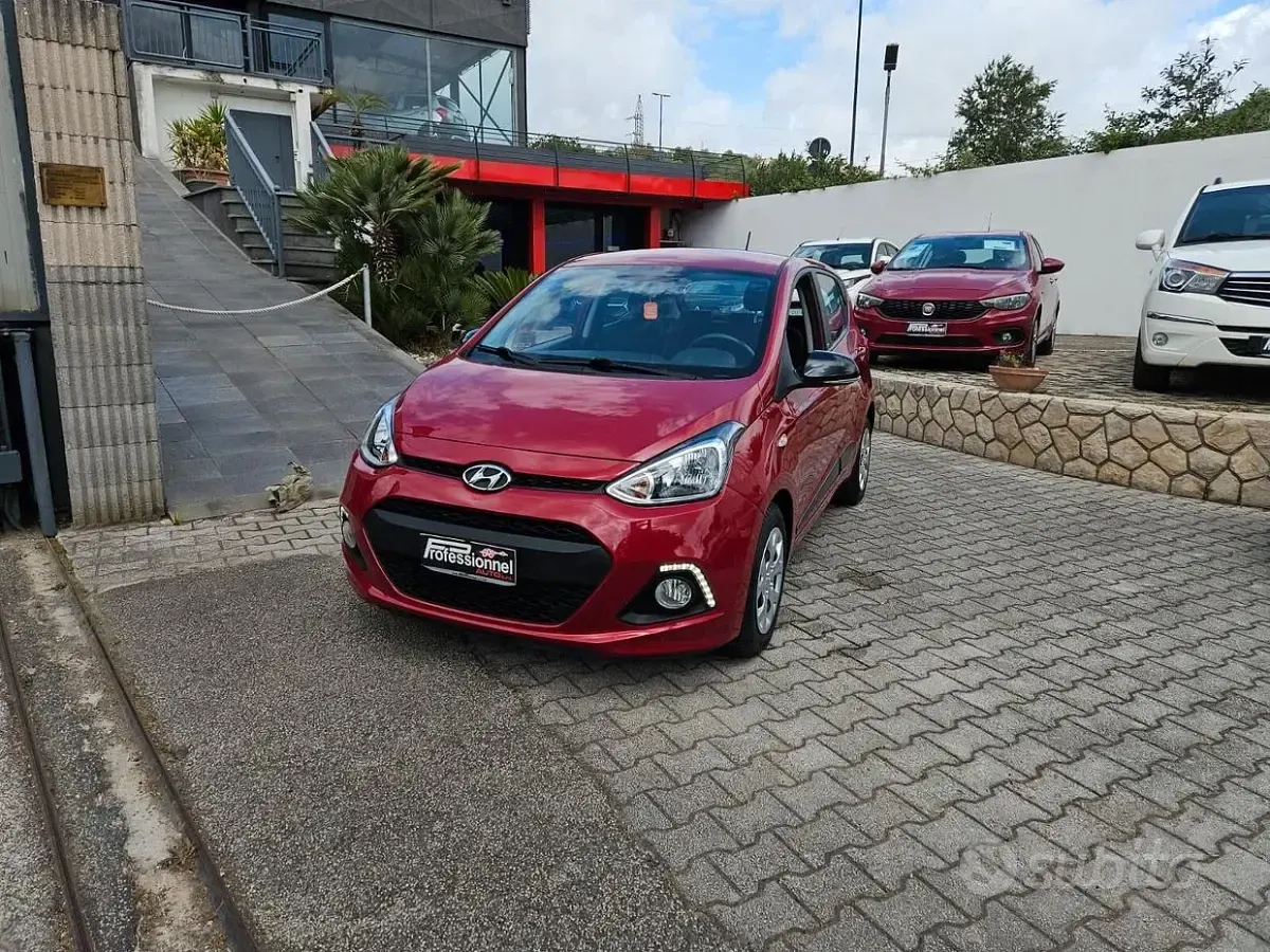 Usata Hyundai i10 Blackline 66 CV (48 kW) 2015 Rosso Utilitaria