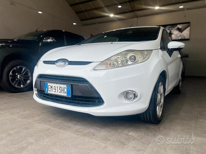 Usata Ford Fiesta Titanium 60 CV (44 kW) 2012 Bianco Utilitaria