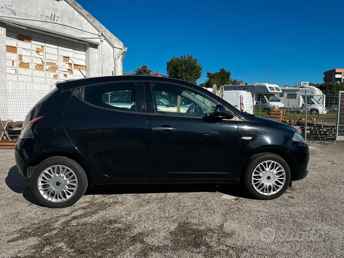 Usata Lancia Ypsilon Gold 69 CV (50 kW) 2018 Nero Utilitaria