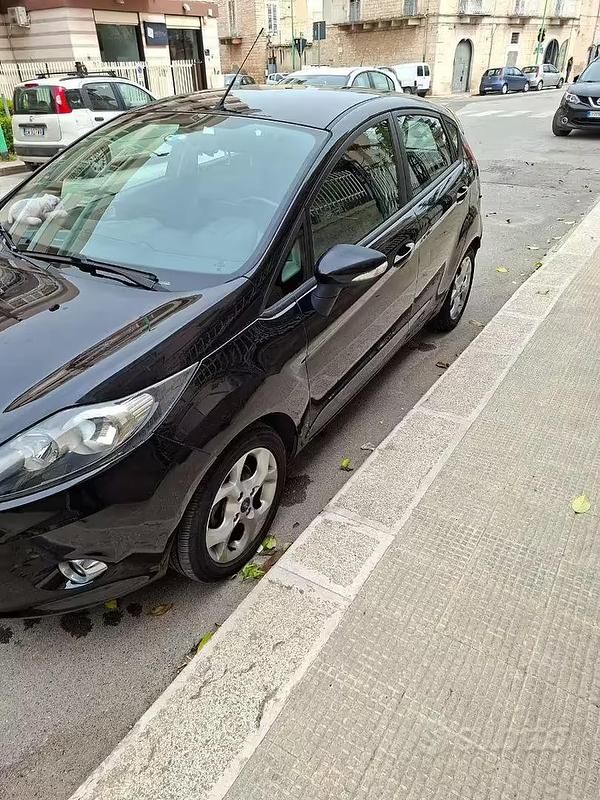 Usata Ford Fiesta 97 CV (71 kW) 2012 Blu Utilitaria