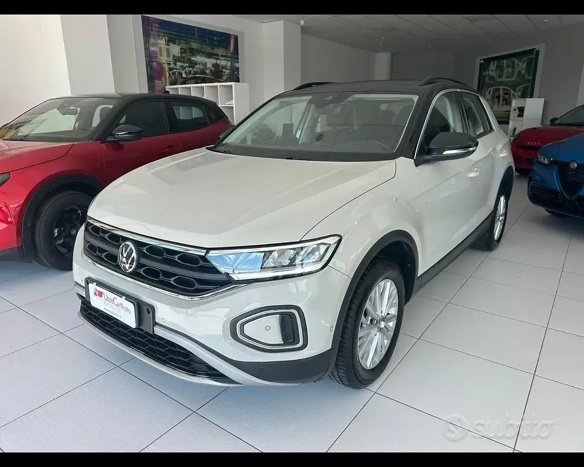 Usata VW T-Roc Life 110 CV (80 kW) 2022 Giallo SUV